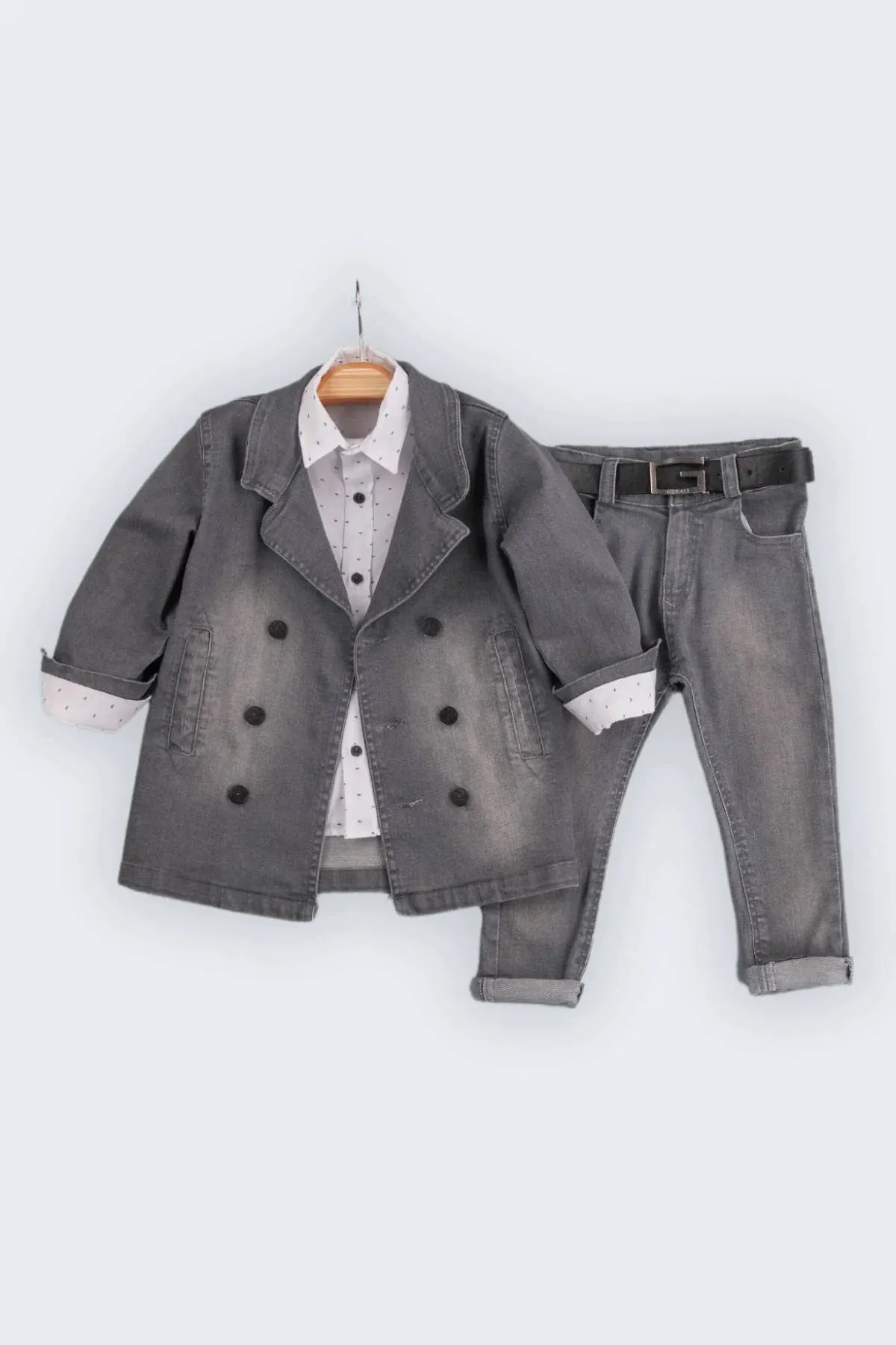 Certainly! Heres an optimized title for the product:

Stylish Gold Class Boys 4-Piece Button-Up Shirt Set with Belt and Accessories